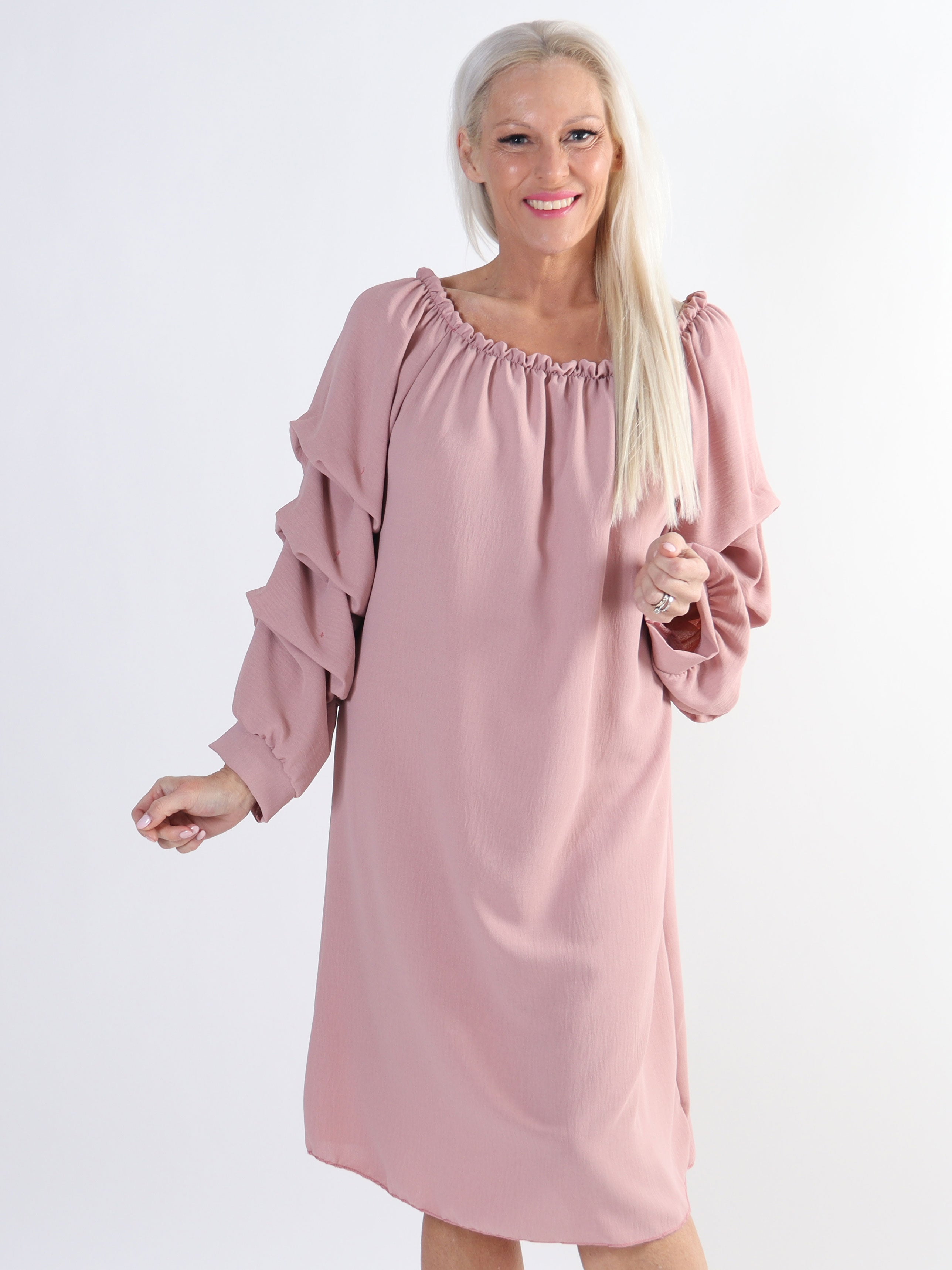 Joanna - Klänning i viskos med rynkad ärm i stora storlekar